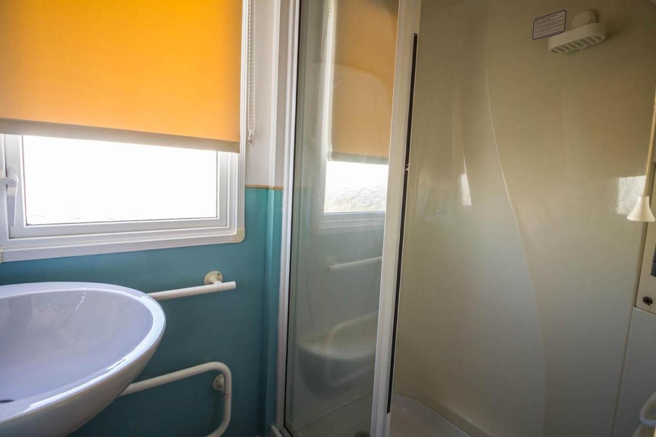 Lovely Caravan With Wifi At Broadland Sands In Suffolk Ref 20035Bs Hotel Hopton on Sea ภายนอก รูปภาพ